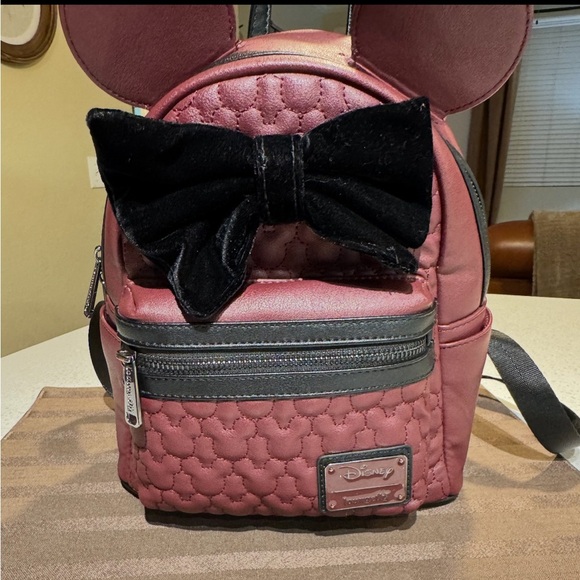 Loungefly x Disney Minnie Mouse Quilted Velvet Bow Mini Backpack - Picture 5 of 6